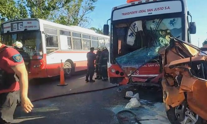 Un total de 21 personas heridas al chocar un colectivo y siete autos en cadena en la autopista Dellepiane