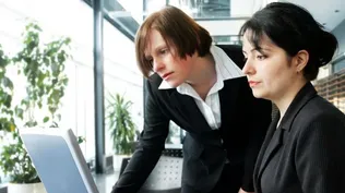 Mujeres con educación terciaria ganan 26,5% menos que hombres