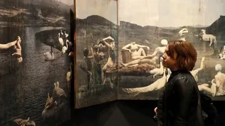 Una visitante contempla una obra de un artista de Argentina