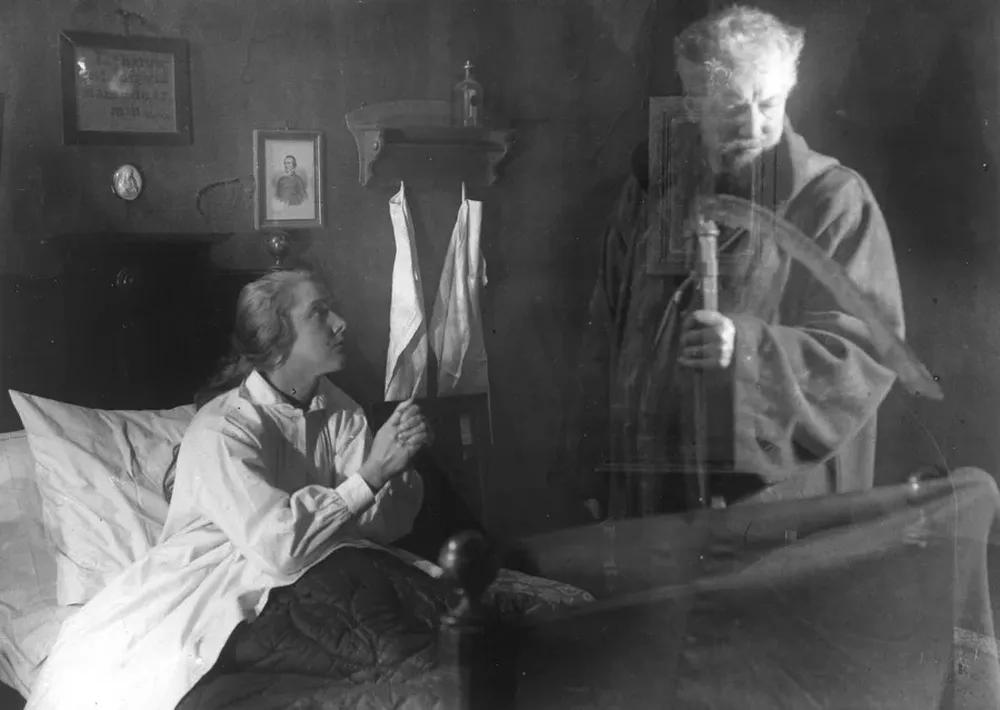 Una escena de La carreta fantasma, película que homenajea Creadores de imágenes, de Bergman