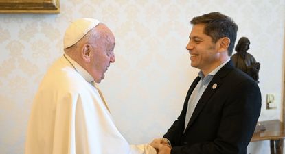El gobernador Axel Kicillof y el Papa Francisco en el Vaticano