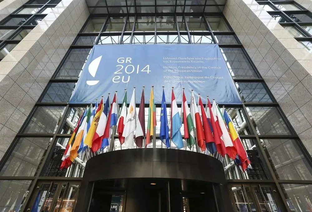 Bélgica- Banderas de los países miembros de la Unión Europea ondean en la entrada principal del edificio del Consejo Europeo