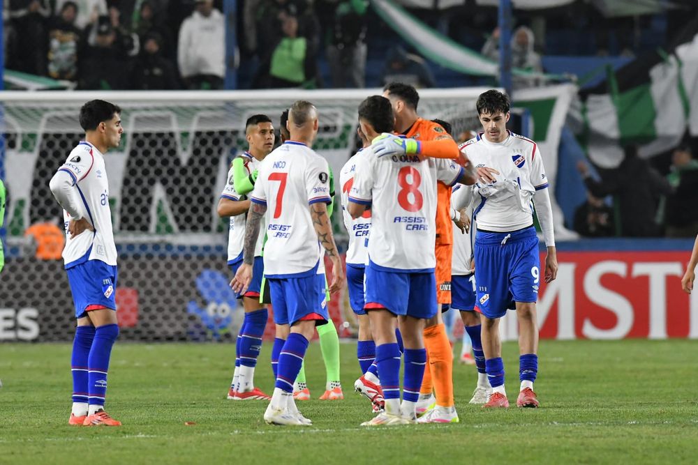 Los jugadores de Nacional se lamentan tras vencer a Atlético Nacional por Copa Libertadores, pero quedaron últimos en el grupo y no clasificaron a la Copa Sudamericana