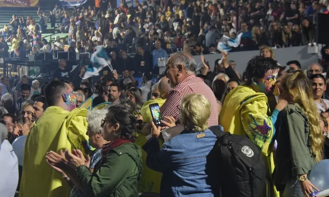 Integrantes de la murga La Cayetana, tras actuar en el Teatro de Verano.