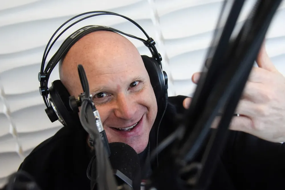 Petinatti en el estudio de Azul FM, donde conduce Malos Pensamientos