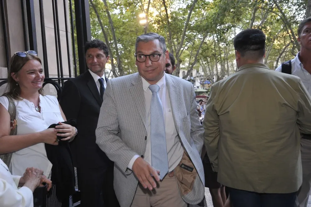 El embajador uruguayo en Argentina, Carlos Enciso, salió este domingo de CTI tras estar internado una semana por un cuadro grave de covid-19