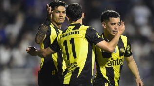 Peñarol 2-0 Defensor Sporting: con goles de Arezo y Maxi Silvera, el equipo de Aguirre eliminó al campeón, clasificó a la final y va por el título de la Copa AUF Uruguay
