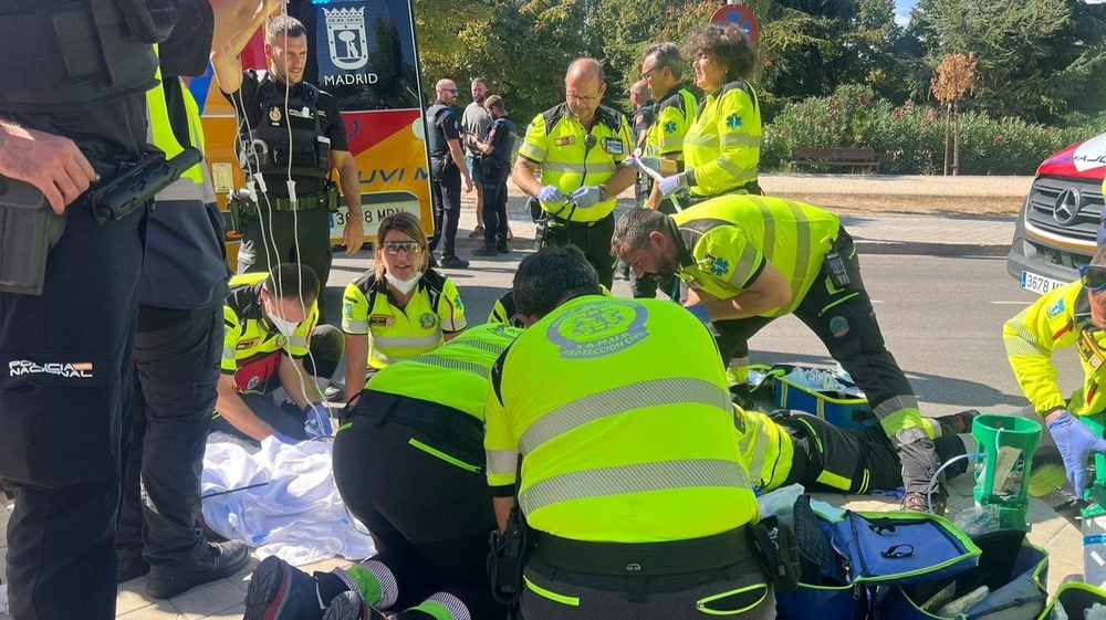 Equipos de emergencias intentan salvar a la mujer.