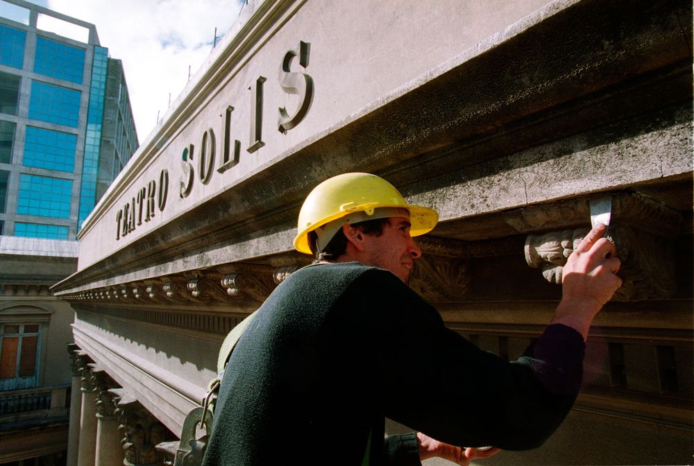 El 25 de agosto de 2004 el Teatro Solís volvió a abrir sus puertas, después de una reforma que llevó seis años