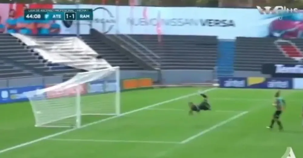 El gol que no le cobraron a Atenas: la pelota (en la foto atrás del palo) picó adentro y salió