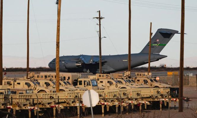Un Boeing C-17 de la Fuerza Aérea de los Estados Unidos utilizado para vuelos de deportación en el aeródromo Biggs en Fort Bliss, El Paso, Texas.
