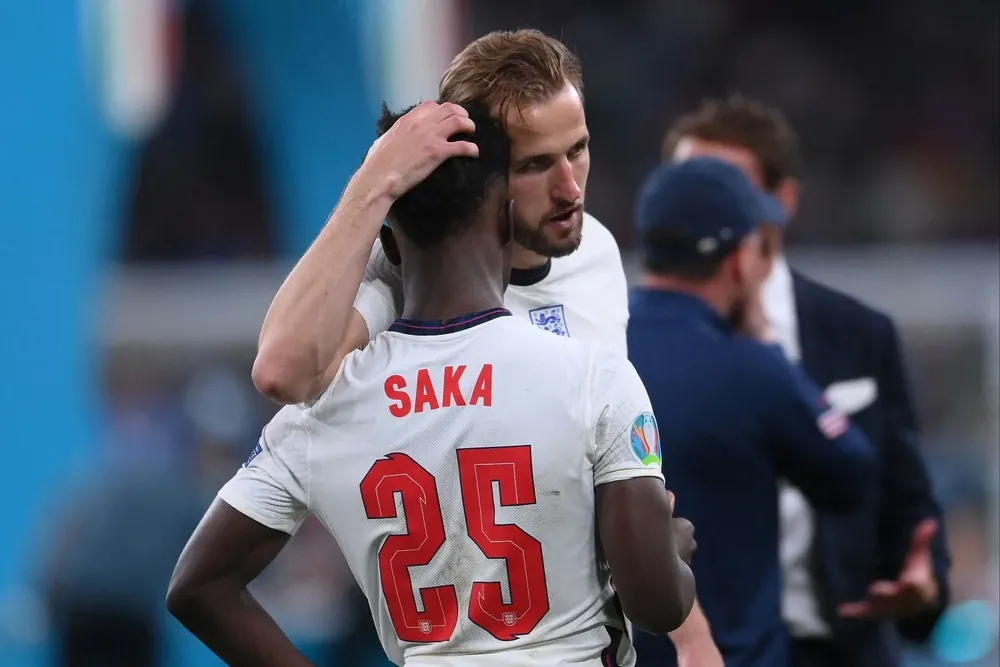 Bukayo Saka es consolado por Harry Kane tras marrar el último penal de Inglaterra en la final ante Italia Bukayo Saka es consolado por Harry Kane tras marrar el último penal de Inglaterra en la final ante Italia