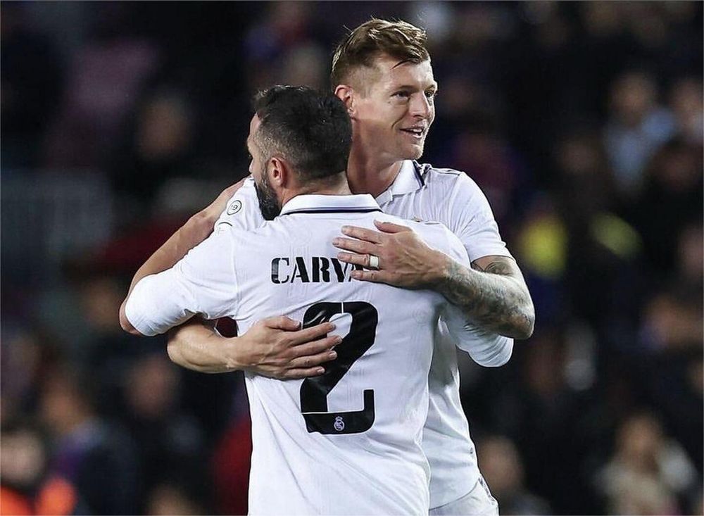 Dani Carvajal intentó convercer a Kroos.