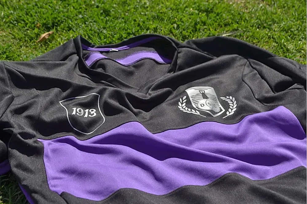 La camiseta de Defensor por los 100 años de la institución