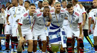 Guillermo Varela, Nicolás De la Cruz, Giorgian De Arrascaeta y Matías Viña, posan con una nueva copa ganada, la del Torneo Carioca