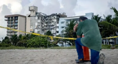 Un hombre frente al Champlain Towers South