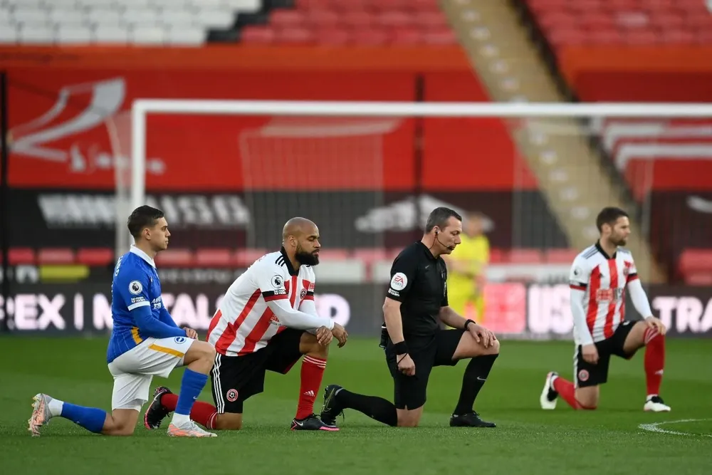 Protesta contra el racismo antes del partido Sheffield United y Brighton y Hove Albion