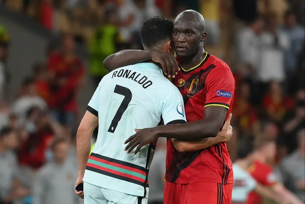 Romelu Lukaku consuela a Cristiano Ronaldo