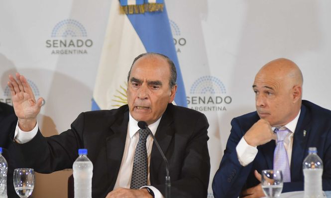 El ministro del interior, Guillermo Francos, expone en la Reunión plenaria de las comisiones de Legislación General, Presupuesto y Hacienda y Asuntos Constitucionales que analiza la ley Bases