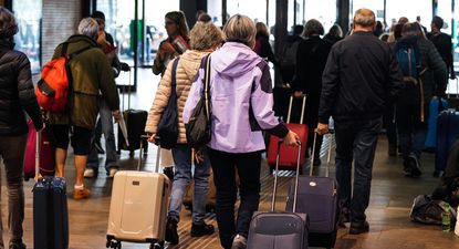 Pasajeros de la Estación de tren de Santa Justa, en Sevilla, Andalucía. EUROPA PRESS
