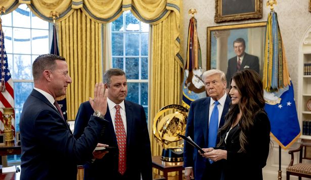 Sean Curran asumió su cargo en una ceremonia en la Casa Blanca junto a Trump y Noem