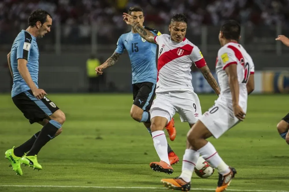 Paolo Guerrero y Diego Godín un duelo de toda la noche