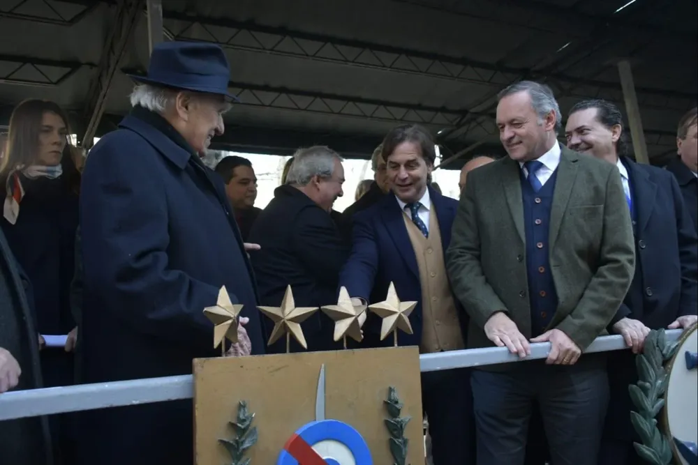 El presidente, Luis Lacalle Pou, junto a Julio María Sanguinetti, el secretario de Presidencia Álvaro Delgado y el prosecretario Rodrigo Ferrés, en el desfile