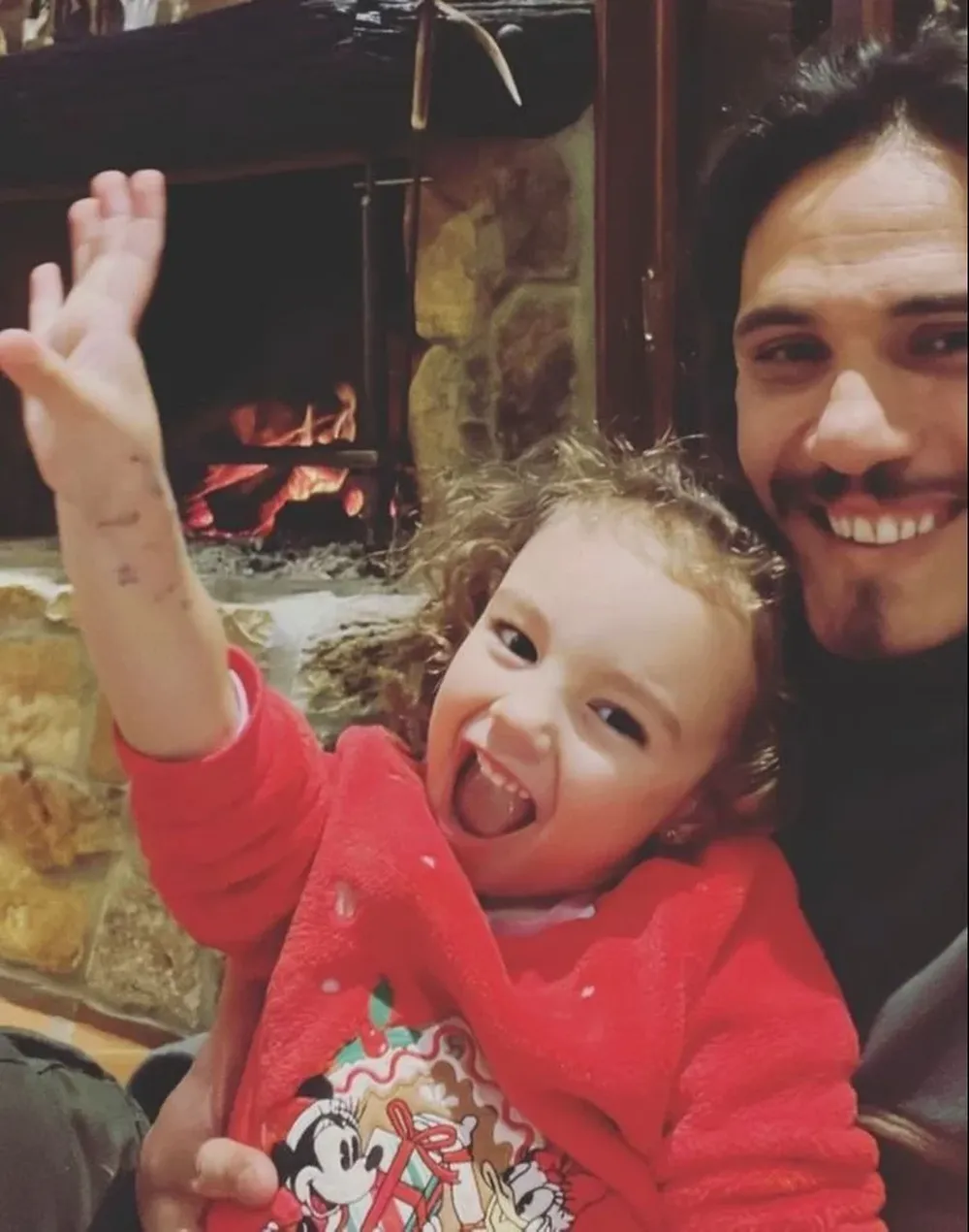 Cavani viajó en familia este sábado hacia España