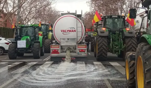 Derraman orina desde un camión cisterna