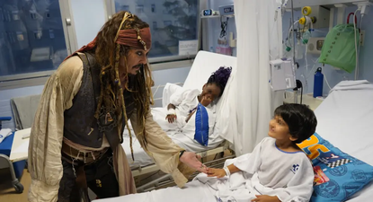Johnny Depp, como Jack Sparrow, visitó a los niños ingresados en el hosptial de San Sebastián.