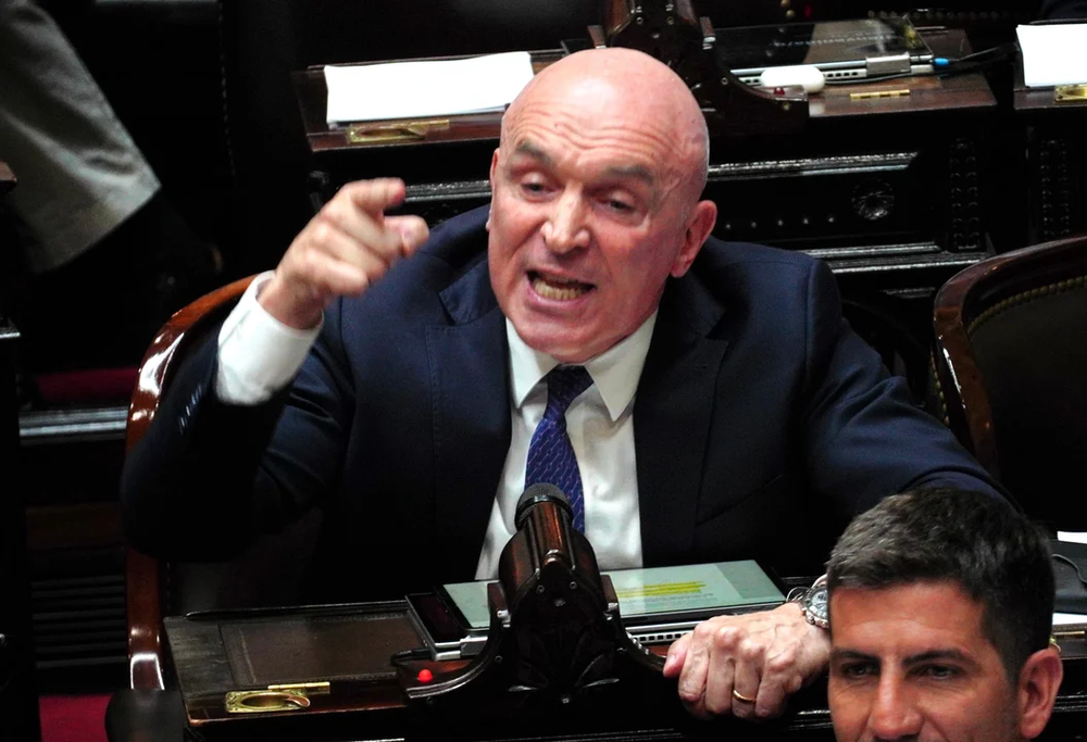 José Luis Espert es un fuerte crítico de la gestión de la seguridad y economía del gobierno provincial, utilizando frases como cárcel o bala para captar la atención del electorado más conservador.