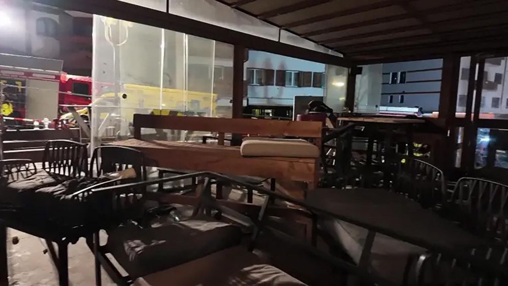 La policía publicó imágenes del interior del bar después del incendio que muestran sillas y bancos esparcidos por toda la sala.
