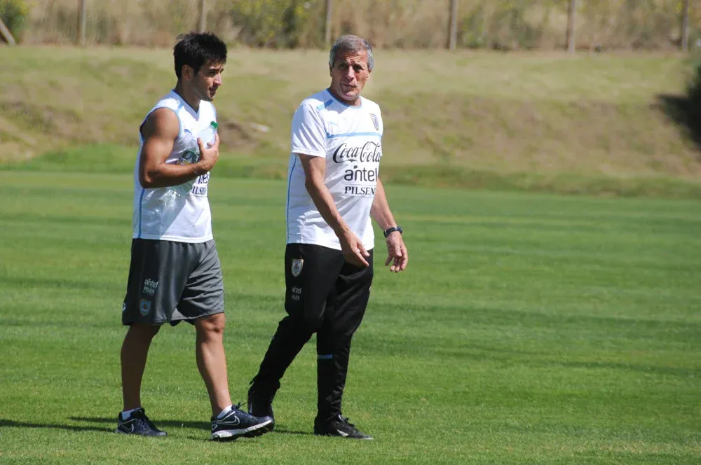 Nicolás Lodeiro junto a Oscar Tabárez