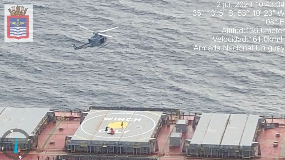 Un helicóptero trasladó a tierra uruguaya a un tripulante chino herido