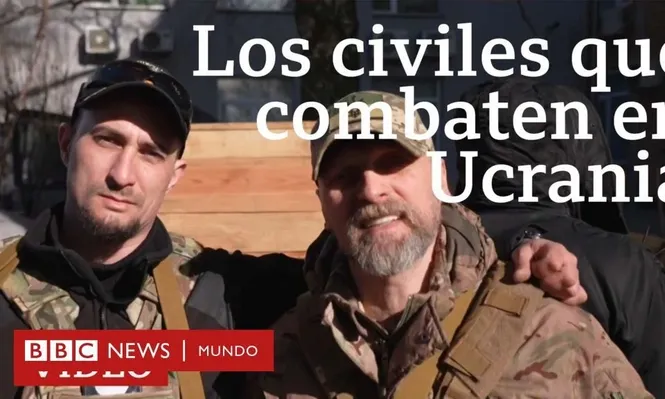 Para ser distinguidos, estos combatientes voluntarios portan brazaletes amarillos