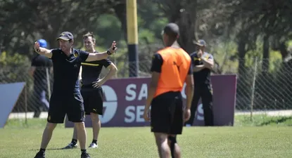 El entrenador de Peñarol a puro grito en Los Aromos; Curutchet moldea su equipo clásico.