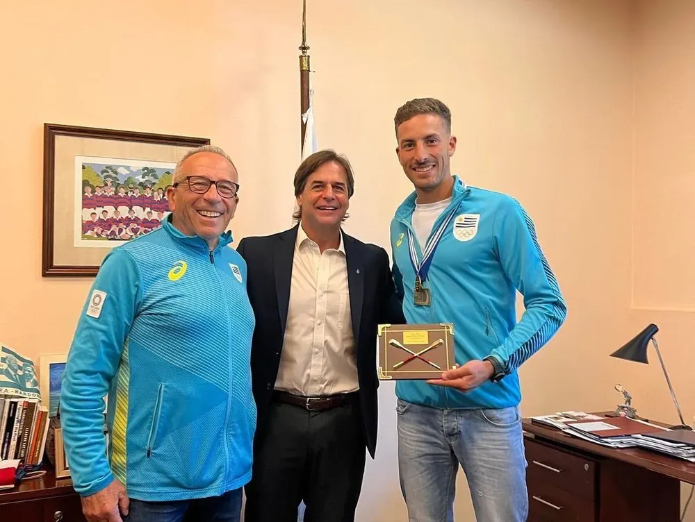 El presidente Luis Lacalle Pou recibió al remero campeón del mundo uruguayo Felipe Klüver y al entrenador Osvaldo Borchi.