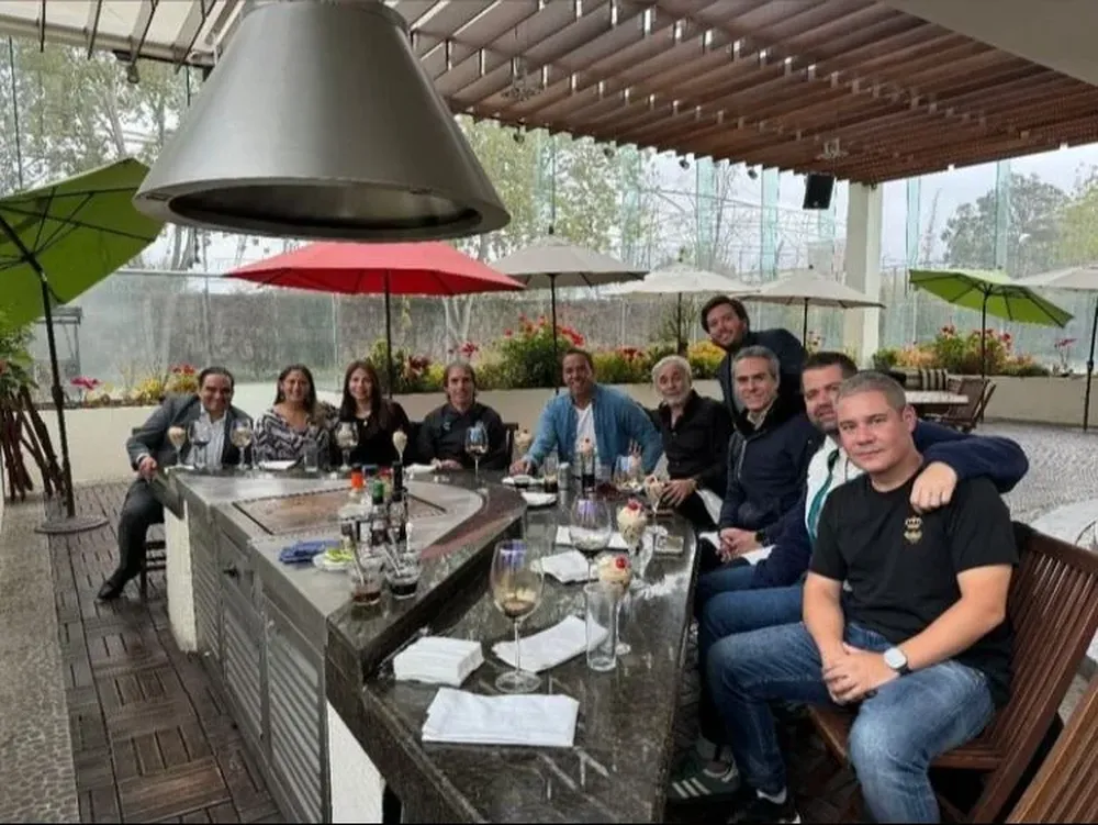 Gerardo Monge, el primero a la derecha, en la reunión de Ignacio Ruglio con el Grupo Pachuca