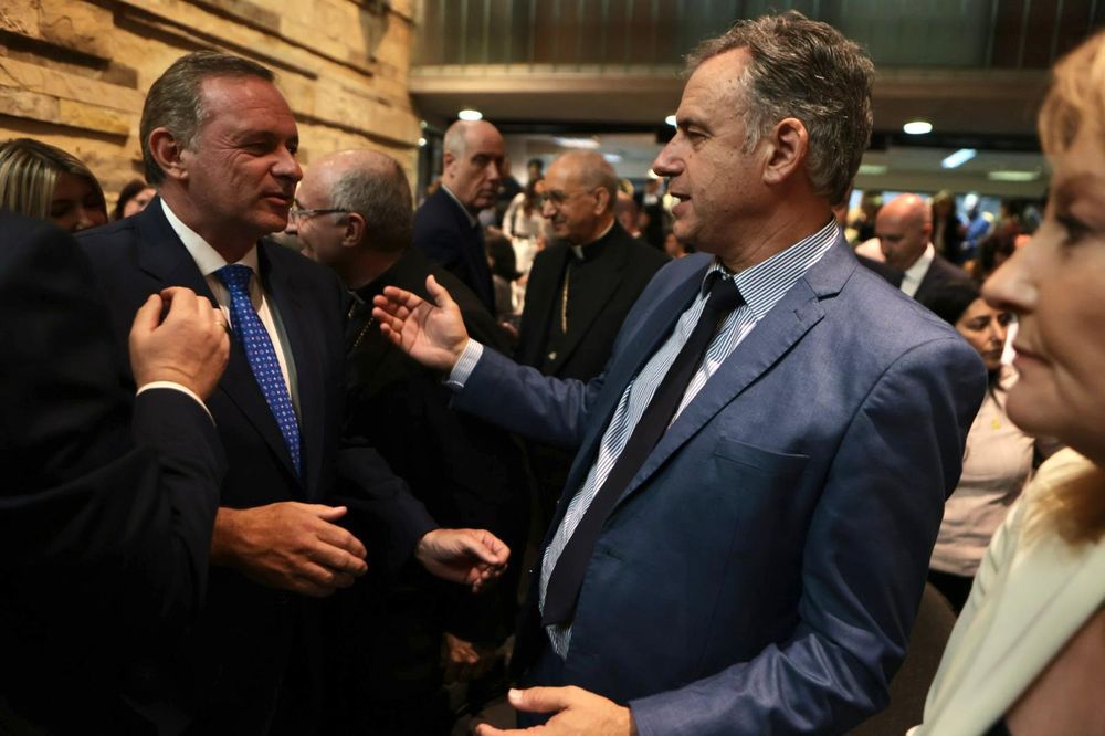 Álvaro Delgado y Yamandú Orsi en la Noche de los Cristales Rotos 2024.jpeg