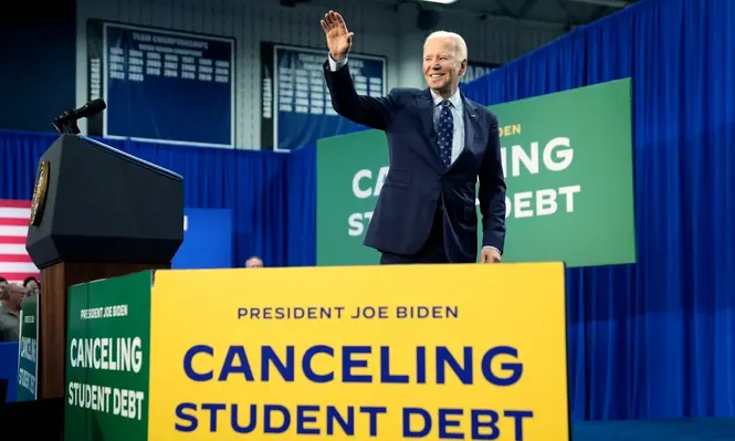 Desde que asumió, Biden implementó una serie de medidas para condonar deudas estudiantiles