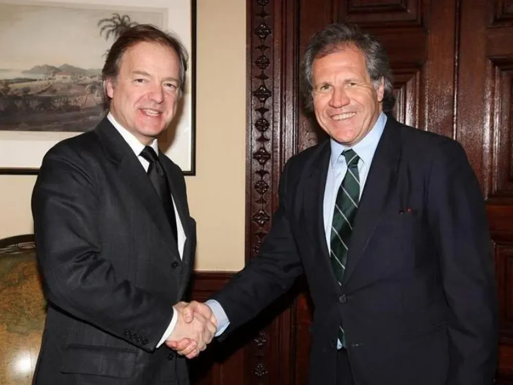 Almagro en Londres con Hugo Swire