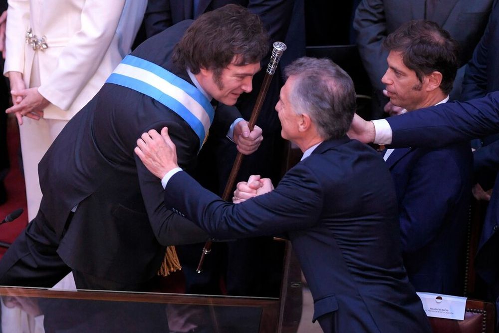 el-presidente-javier-milei-saluda-mauricio-macri-el-dia-su-asuncion