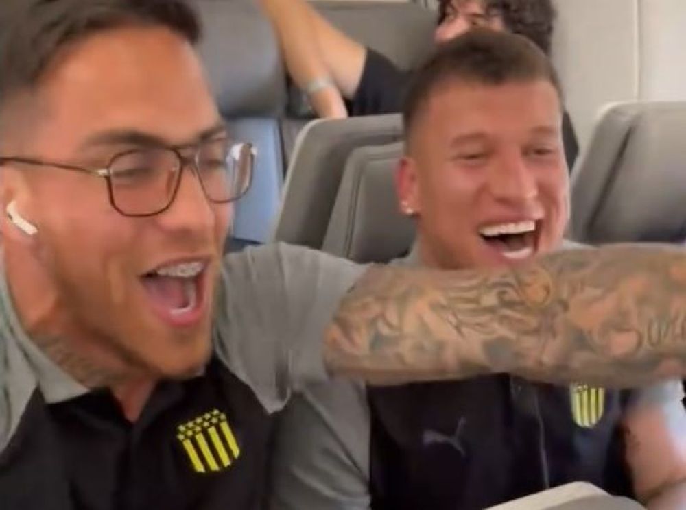 Javier Méndez y Washington Aguerre festejan en el vuelo de Peñarol hacia Rio de Janeiro para enfrentar a Flamengo
