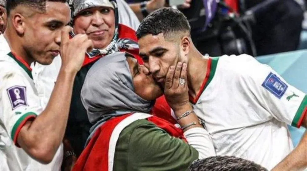 El beso de la mamá a Hakimi