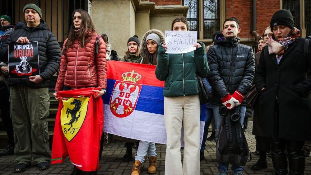 Una bandera de Ferrari apareció incluso en la vecina Polonia en una protesta organizada por estudiantes serbios en el país.