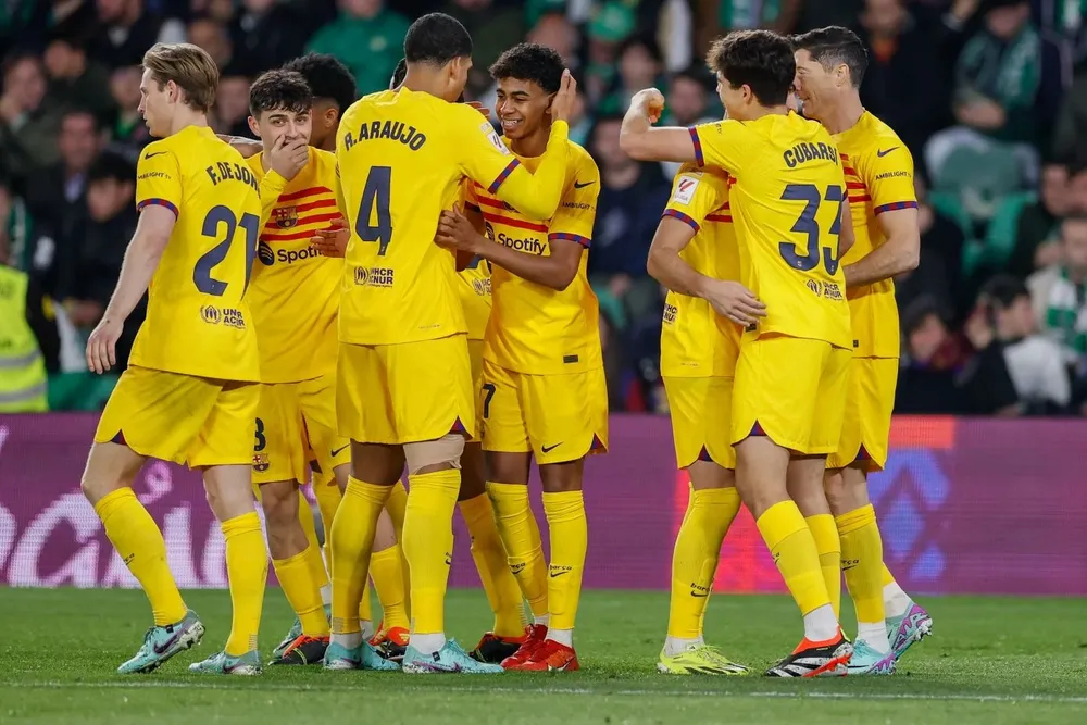 El festejo de Araujo y Barcelona en campo de Betis