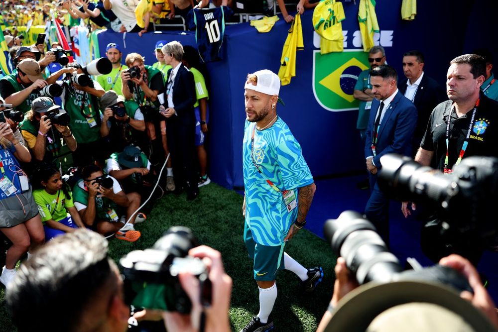 Neymar Jr. de Brasil ingresa al campo de juego rodeado de fotógrafos en el Mundial 2026
