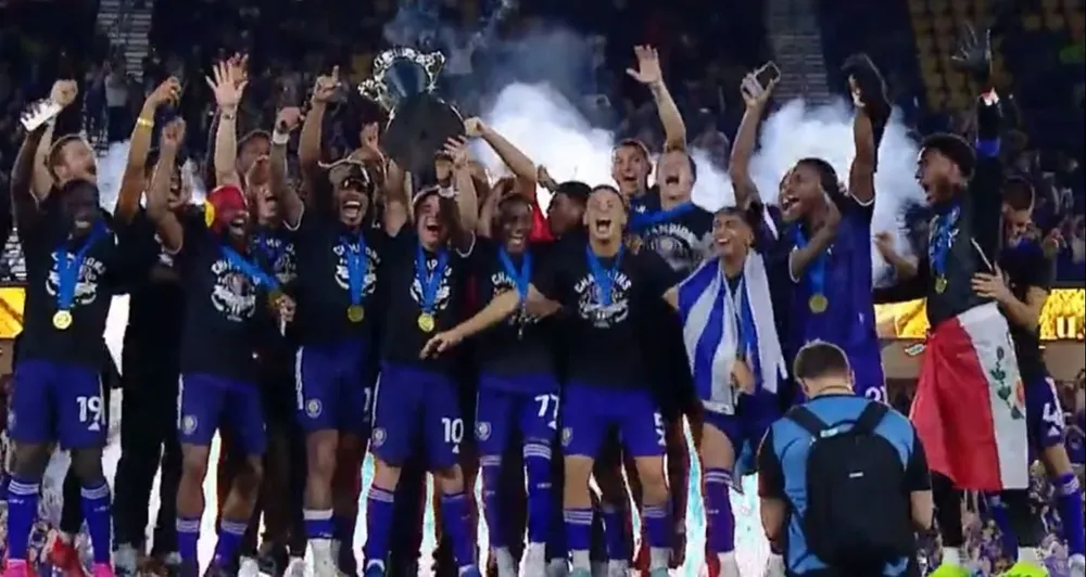 El equipo de Orlando City, con Mauricio Pereyra levantando la copa, César Araujo y Facundo Torres -con la bandera uruguaya- celebrando el primer título del club en su historia