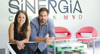 La directora de la incubadora, Paola Rapetti, y el director de programas, Riley Maguire.