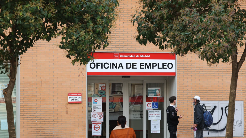 El paro baja por sexto mes seguido en España y el empleo roza los 22 millones de euros.